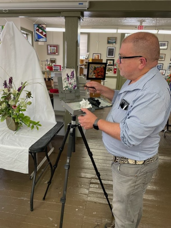 kentucky artist, ken swinson painting a floral arrangement